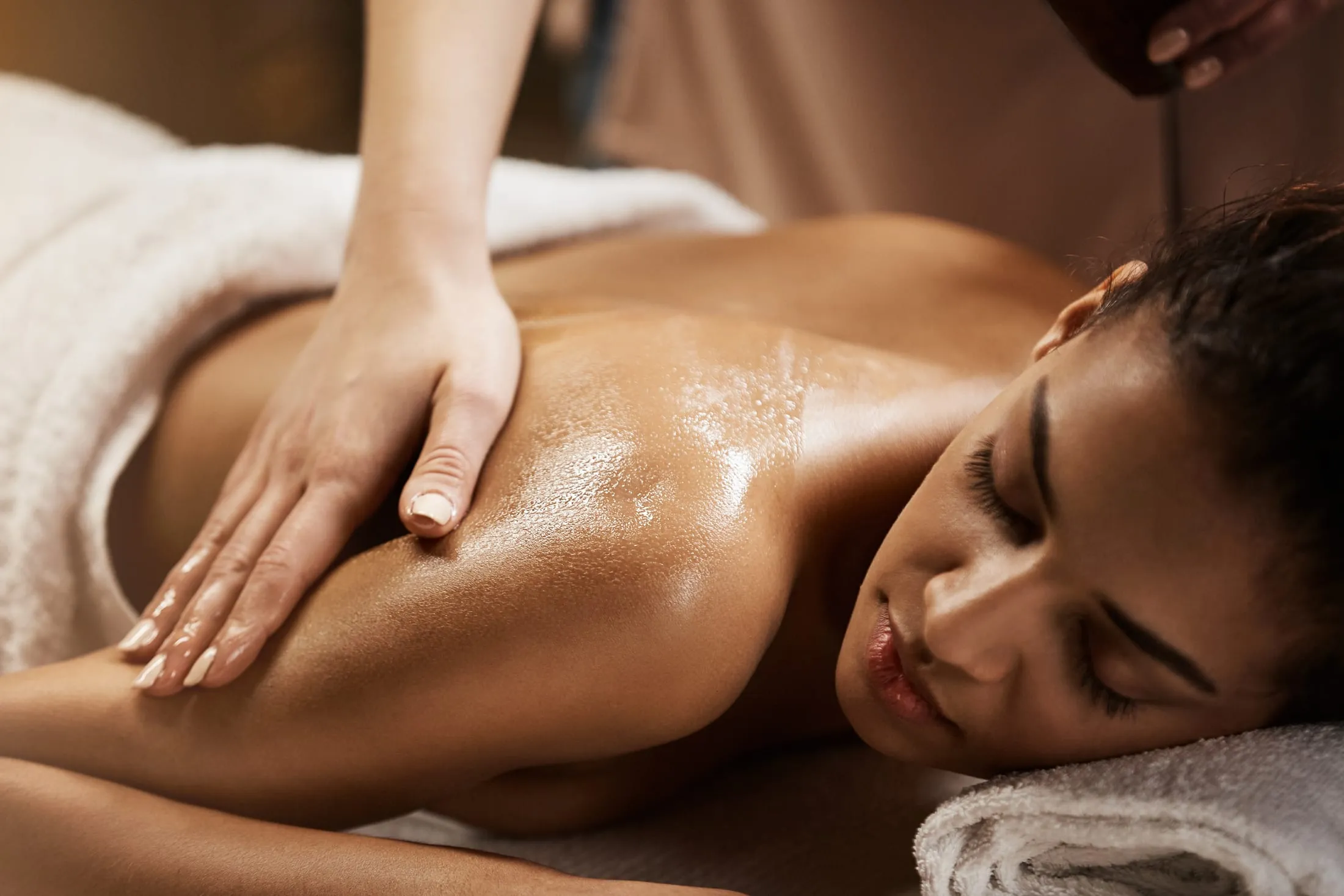 Mujer disfrutando de un masaje relajante en Almara